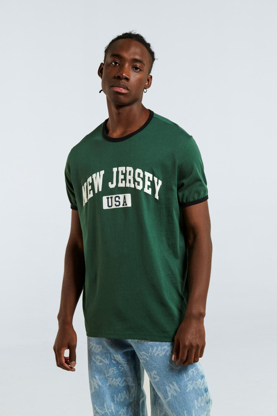 Camiseta verde oscura con contrastes, manga corta y diseño college