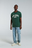 Camiseta verde con contrastes, manga corta y diseño college