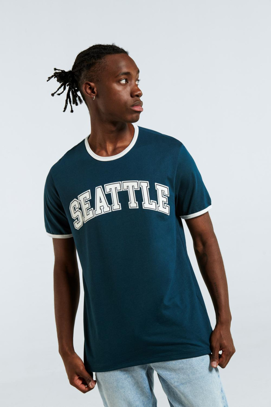Camiseta verde oscura con manga corta y diseño college blanco de Seattle