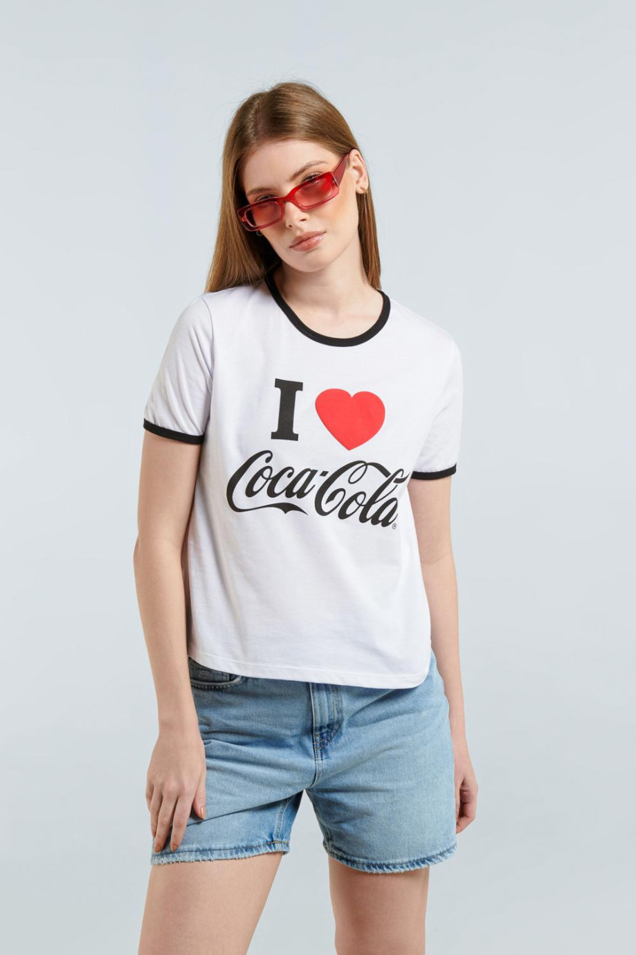 Camiseta feminica con cuellos y puños en contraste con estampado en frente de Coca-cola