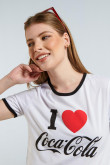 Camiseta feminica con cuellos y puños en contraste con estampado en frente de Coca-cola