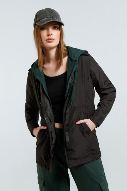 Chaqueta liviana larga unicolor con cintura ajustable y cuello alto