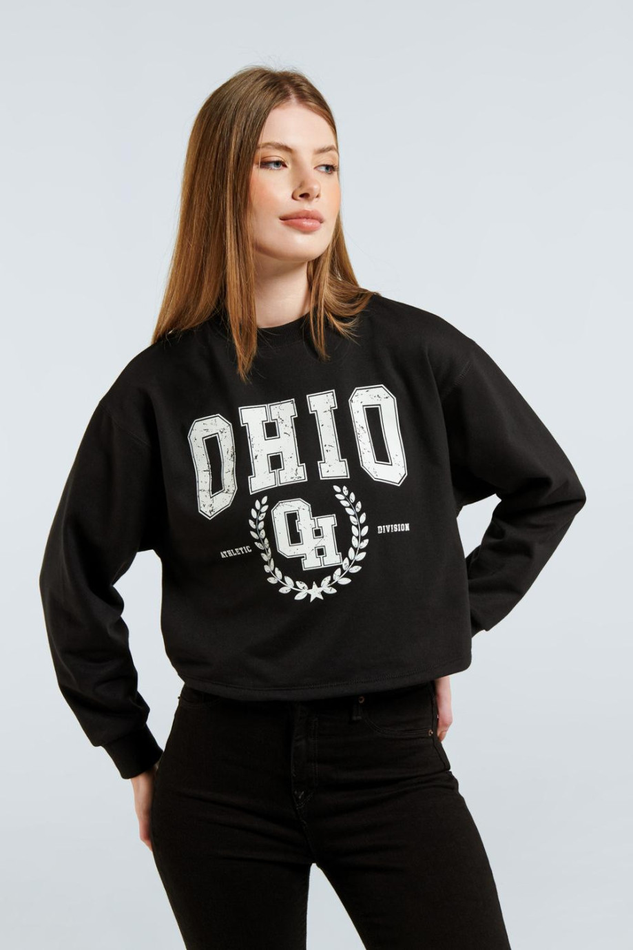 Buzo negro crop top oversize con diseño college de Ohio