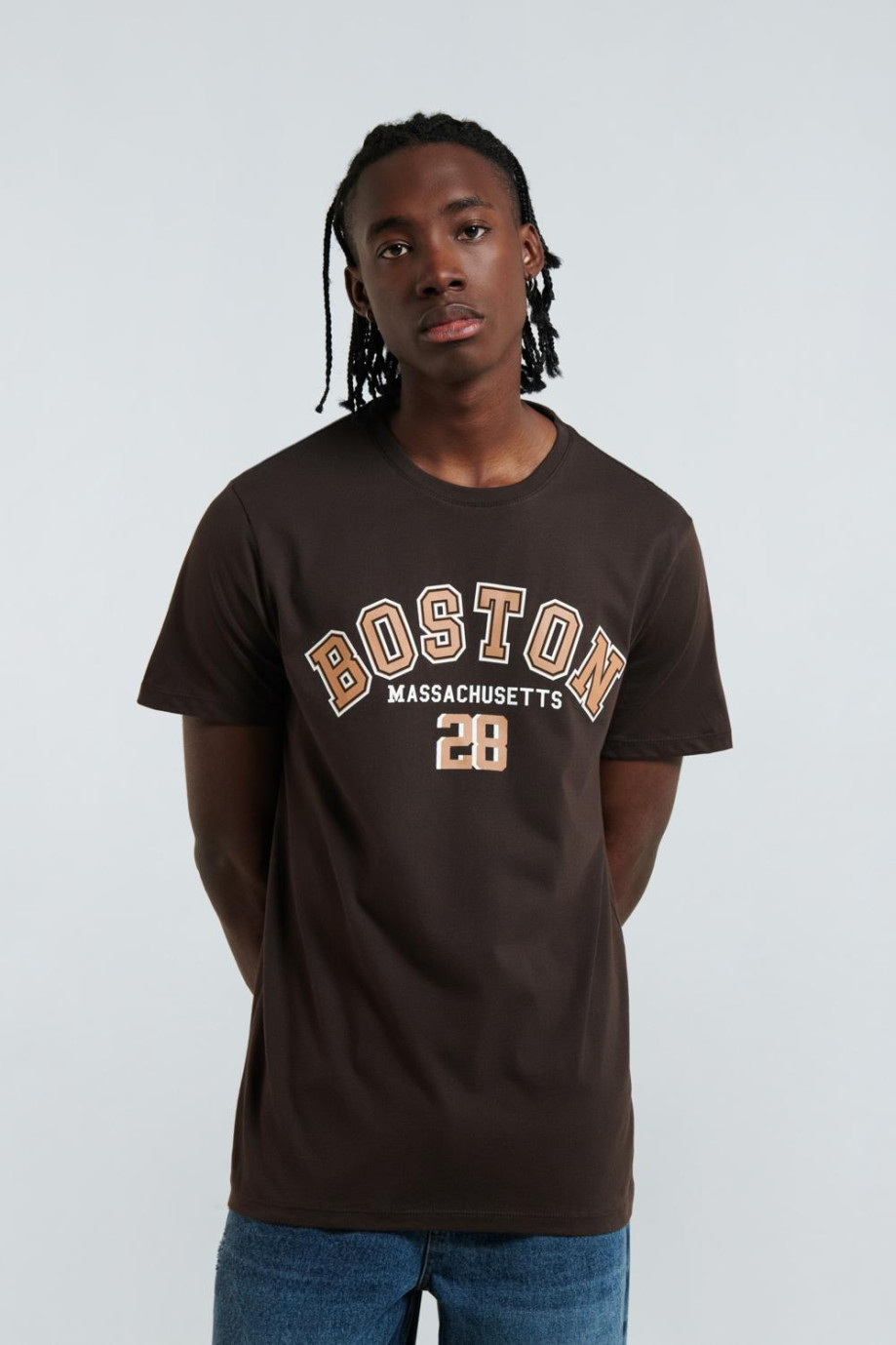 Camiseta cuello redondo café con diseño college de Boston
