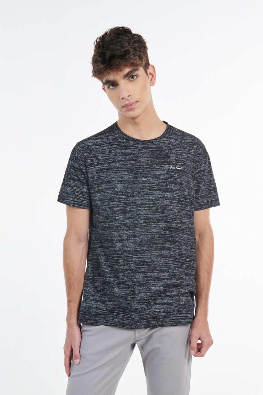 Camiseta negra con cuello redondo, texturas y texto minimalista