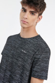 Camiseta negra con cuello redondo y texto minimalista