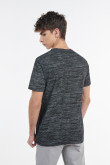 Camiseta negra con cuello redondo y texto minimalista