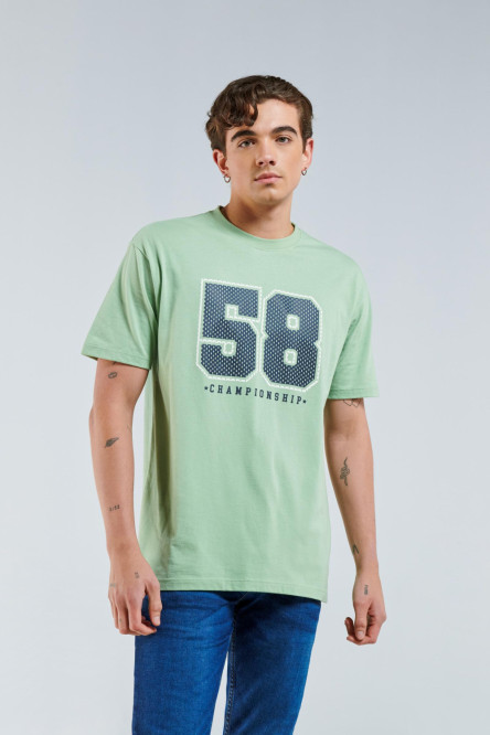 Camiseta verde oversize con texto college y cuello redondo