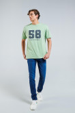 Camiseta verde clara con texto college y cuello redondo