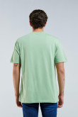 Camiseta verde clara con texto college y cuello redondo