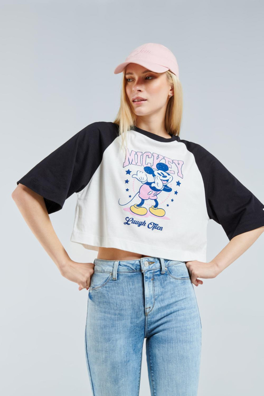 Camiseta oversize crema clara con diseño de Mickey y manga ranglan 3/4 azul