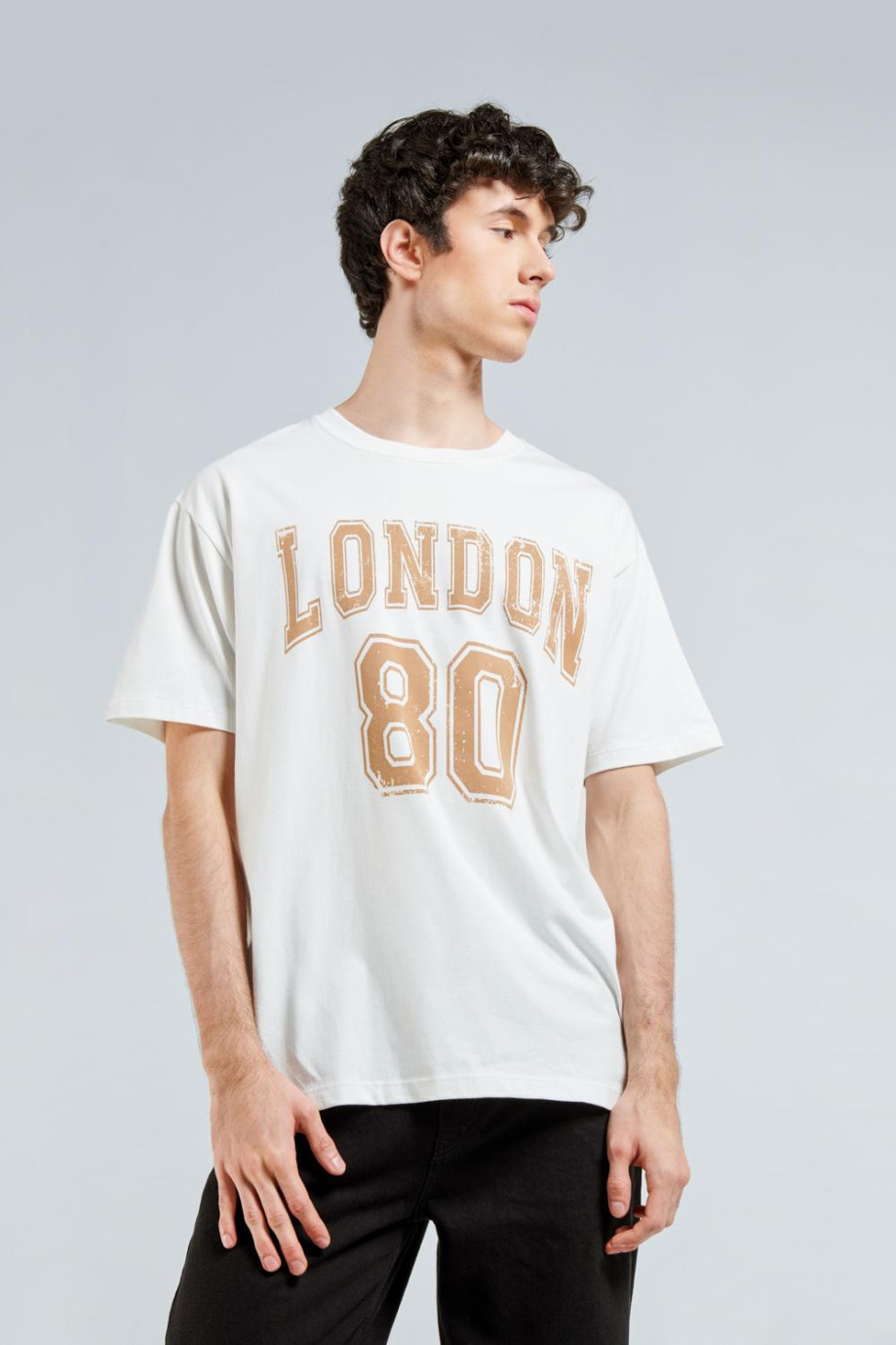 Camiseta oversize crema con manga corta y diseños college