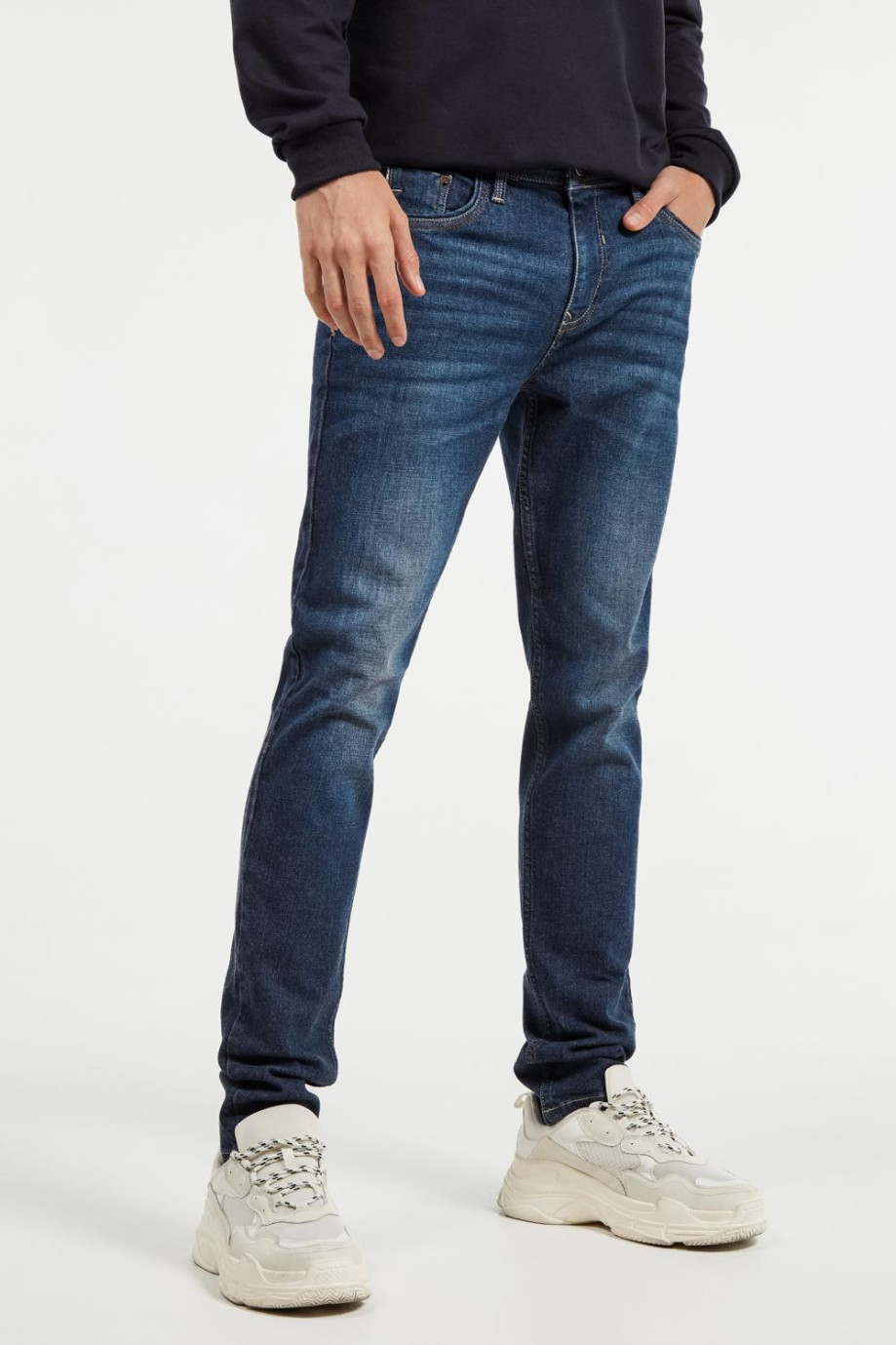Jean tiro bajo tipo skinny azul oscuro con costuras en contraste y bolsillos