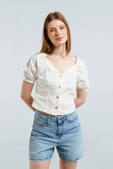 Blusa blanca con escote en V, manga corta aglobada y botones