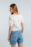 Blusa blanca con escote en V, manga corta aglobada y botones
