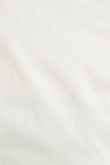 Blusa blanca con escote en V, manga corta aglobada y botones