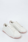 Tenis blancos casuales con suelas planas y contrastes rosados