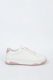 Tenis blancos casuales con suelas planas y contrastes rosados