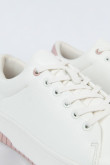 Tenis blancos casuales con suelas planas y contrastes rosados