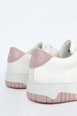 Tenis blancos casuales con suelas planas y contrastes rosados