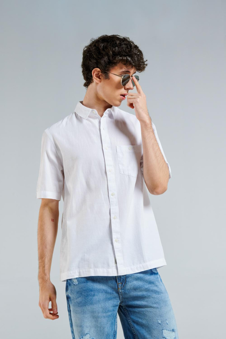 Camisa unicolor en algodón con bolsillo y manga corta