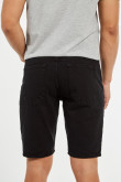 Bermuda negra slim de jean con bolsillos y tiro bajo