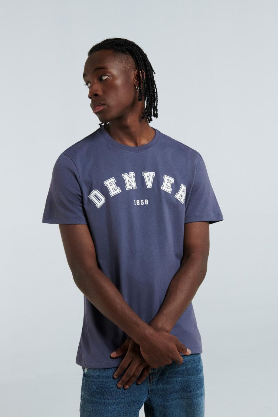 Camiseta azul con manga corta y diseño college de Denver