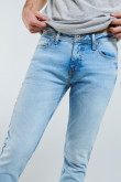 Jean azul claro slim ajustado con tiro bajo y 5 bolsillos