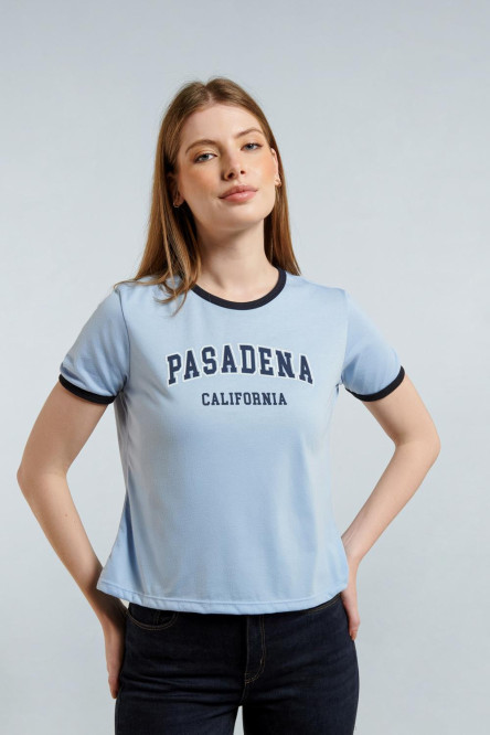 Camiseta azul con contrastes, diseño college y manga corta