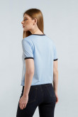Camiseta azul clara con contrastes, diseño college y manga corta