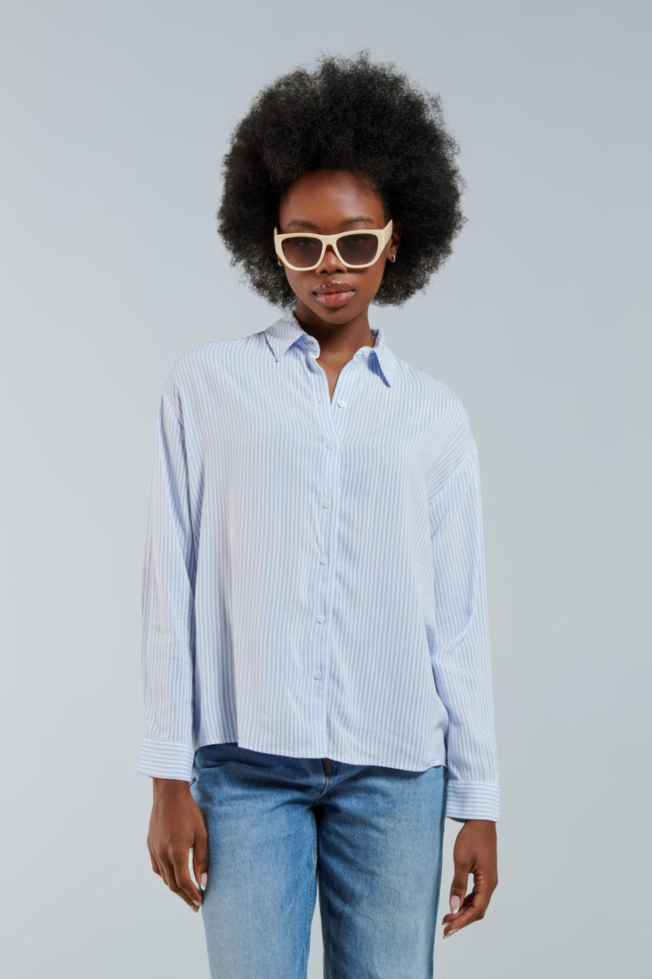 Blusa manga larga oversize azul clara a rayas con cuello camisero
