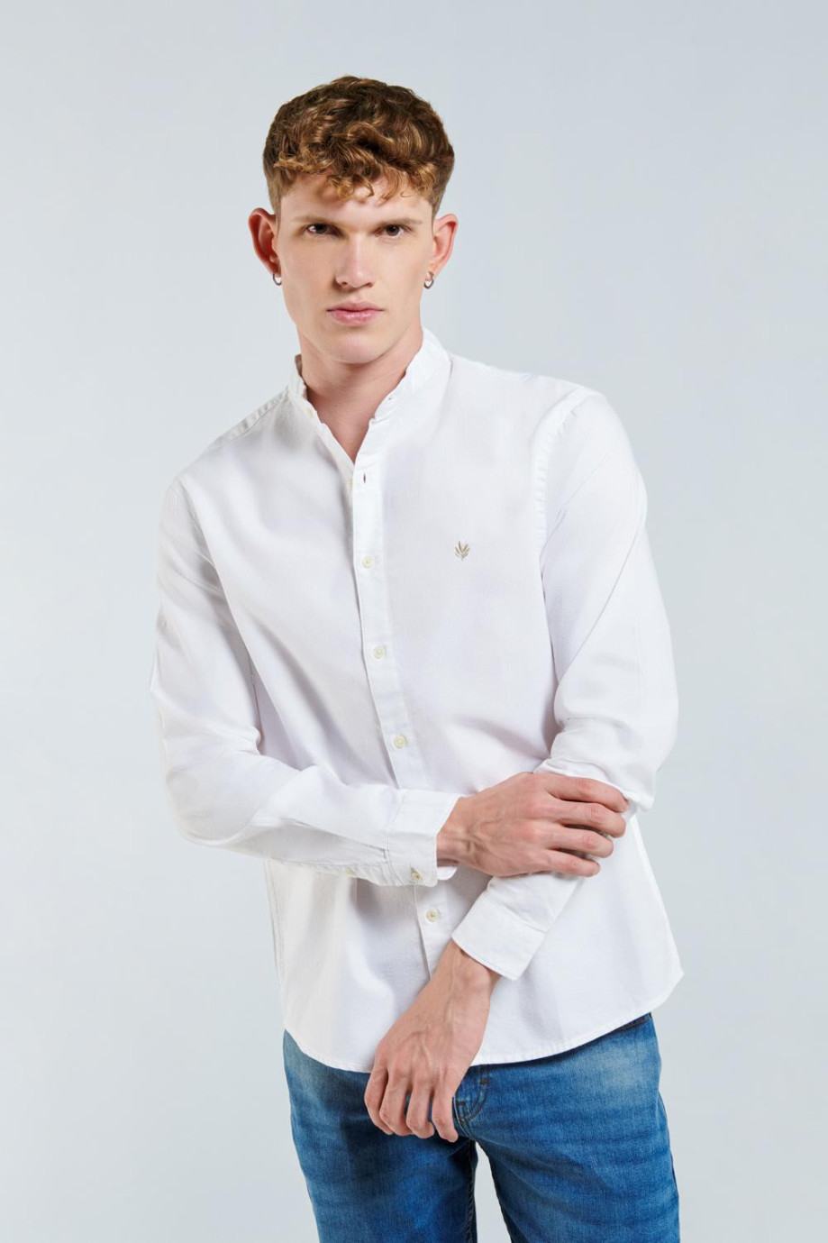 Camisa unicolor con cuello nerú, manga larga y bordado