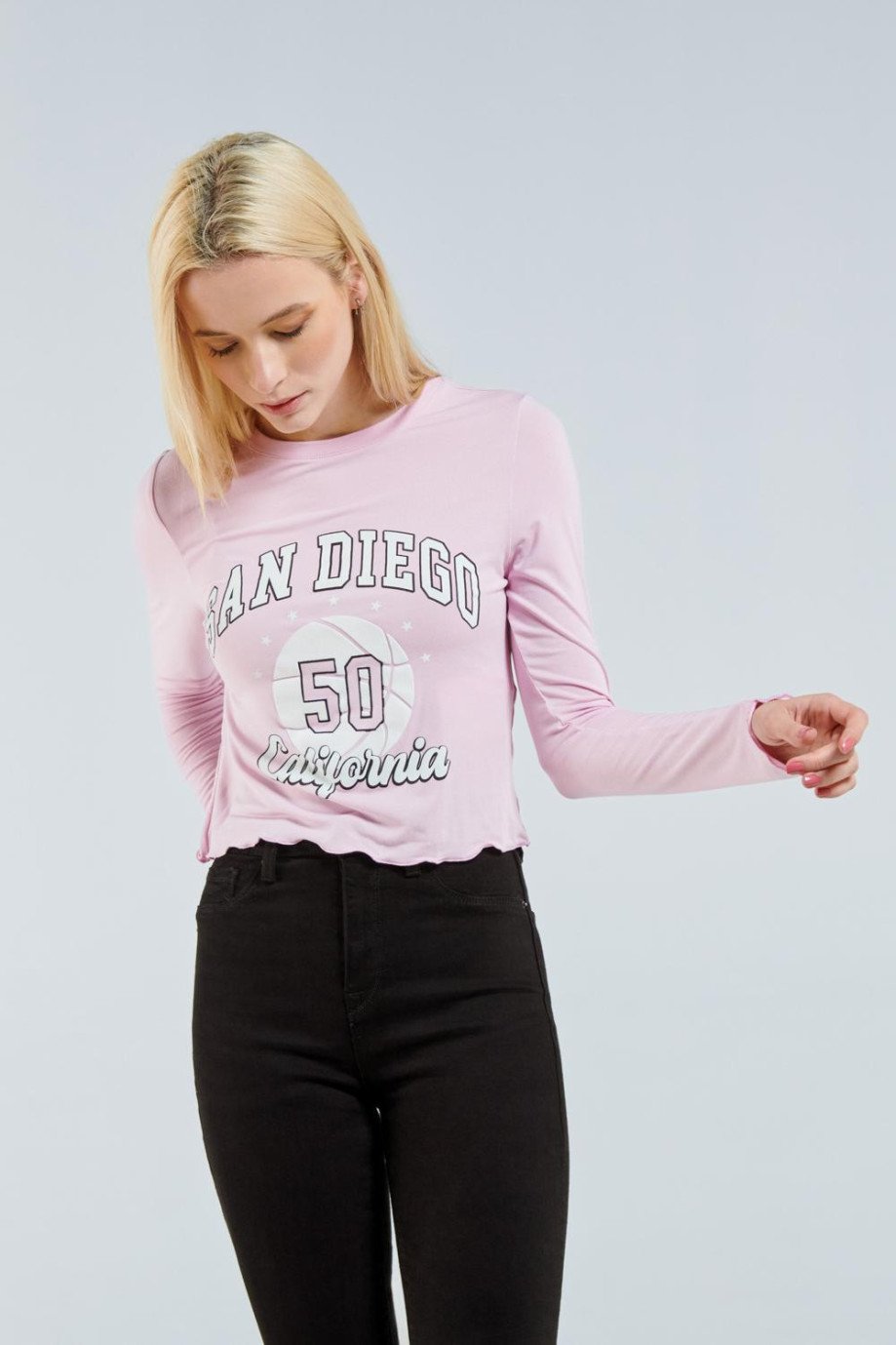 Camiseta rosada clara manga larga con diseño college en frente