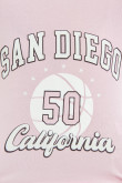 Camiseta rosada clara manga larga con diseño college en frente