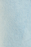 Jean azul claro tipo 90´S con bota ancha, costuras amarillas y tiro alto