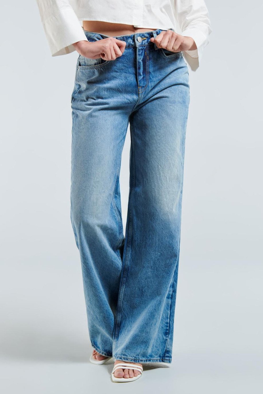 Jean 90´S azul claro con tiro alto, bota ancha y desgastes de color