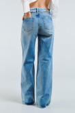 Jean 90´S azul claro con tiro alto, bota ancha y desgastes de color