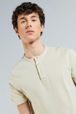 Camiseta unicolor con botones, manga corta y cuello redondo
