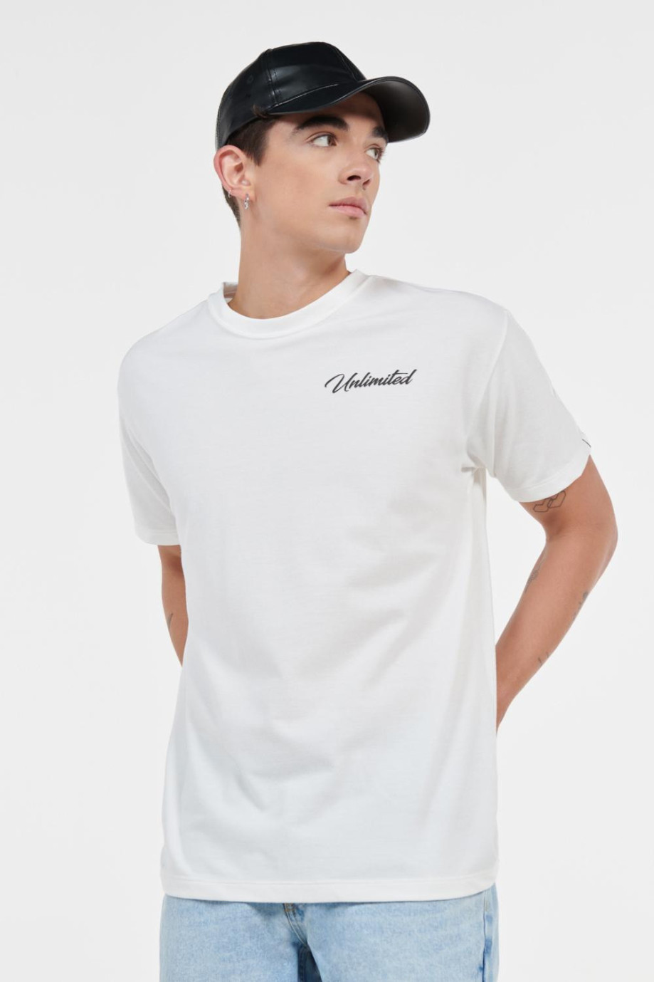 Camiseta unicolor con cuello redondo y texto estampado