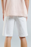 Bermuda slim blanca en jean con 5 bolsillos y tiro bajo