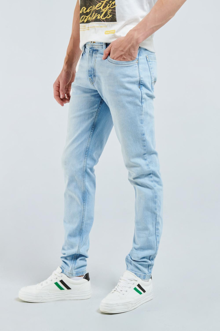 Jean skinny azul claro con tiro bajo, bolsillos y ajuste ceñido