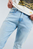 Jean skinny ajustado azul claro con tiro bajo y 5 bolsillos