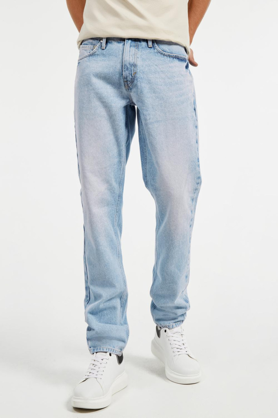 Jean 90´S azul claro con bota recta, tiro bajo y desgastes de color