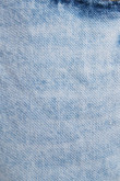 Jean 90´S azul claro con bota recta, tiro bajo y desgastes