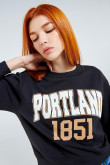 Buzo cuello redondo azul intenso con diseño college de Portland en frente