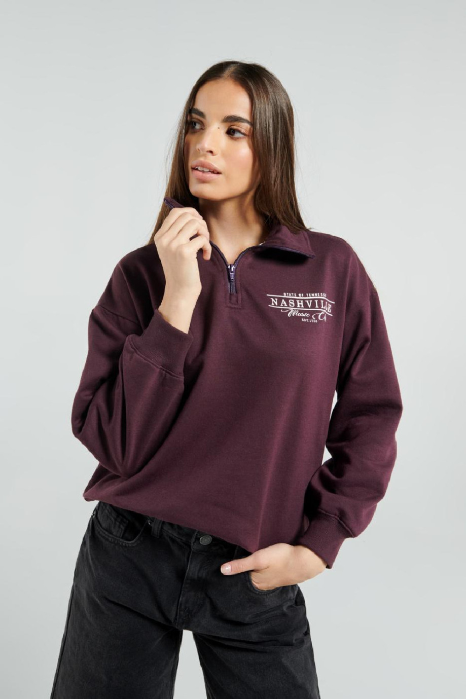 Buzo cuello alto morado oscuro oversize con diseño college de Nashville