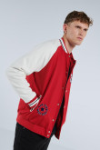 Chaqueta bomber roja oscura con manga ranglan y diseños college