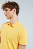 Camiseta unicolor tipo polo con botones y manga corta