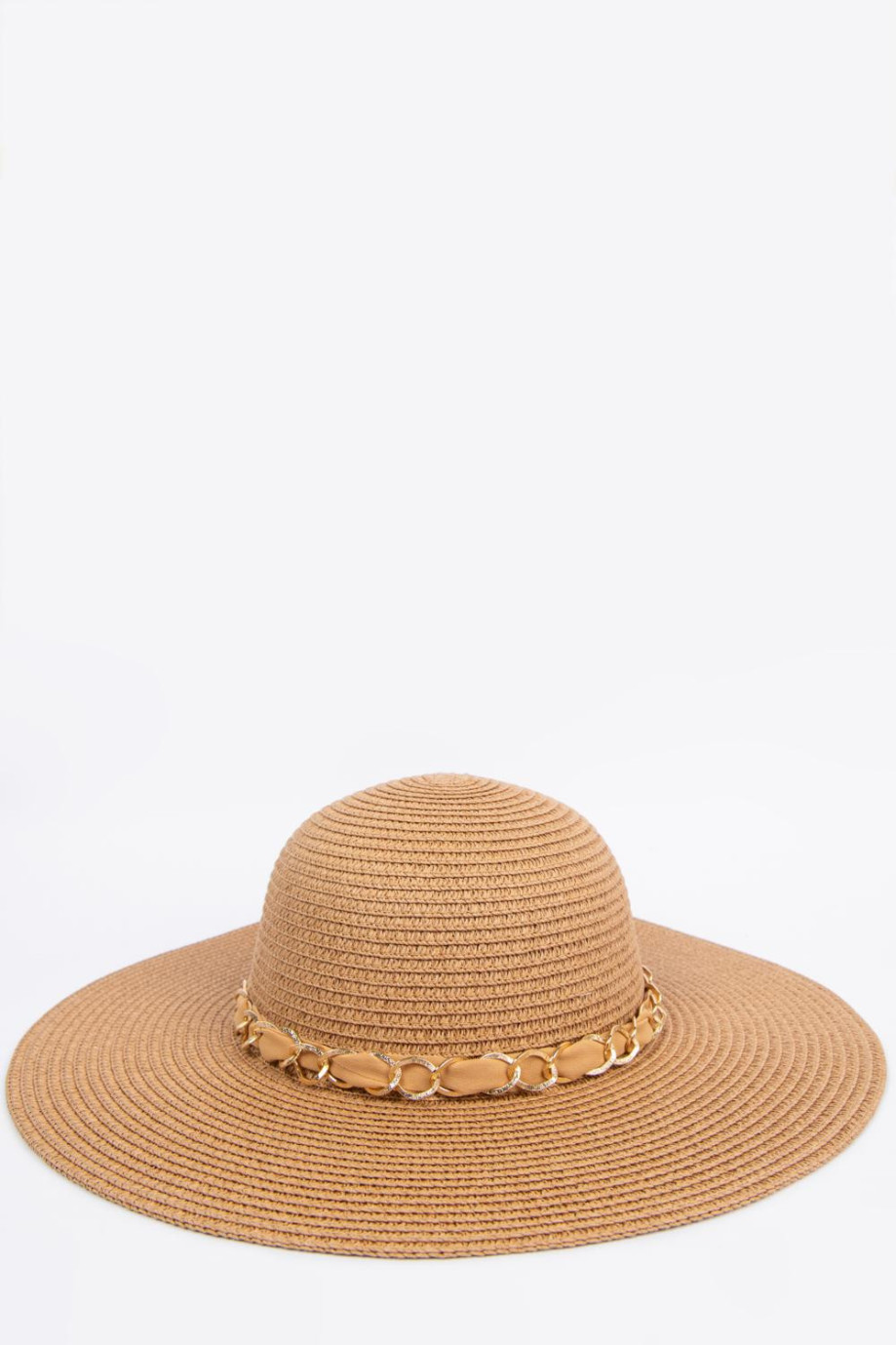 Sombrero kaky claro con moño y cadena decorativas