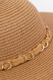 Sombrero kaki claro con moño y cadena decorativas